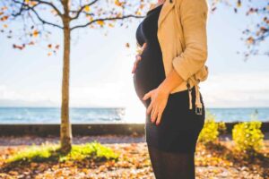 Perte blanche en début de grossesse : est-ce normal ?